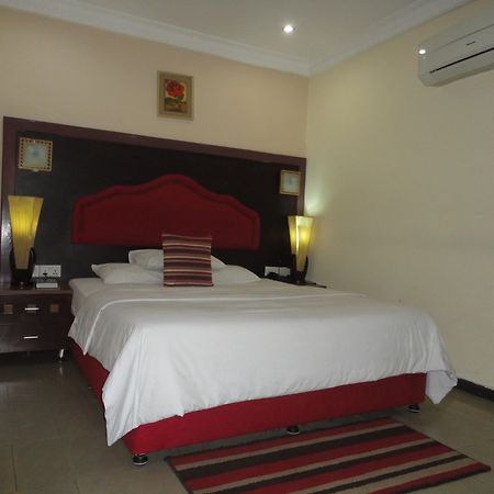 Sdm Tavern And Suites Ибадан Экстерьер фото