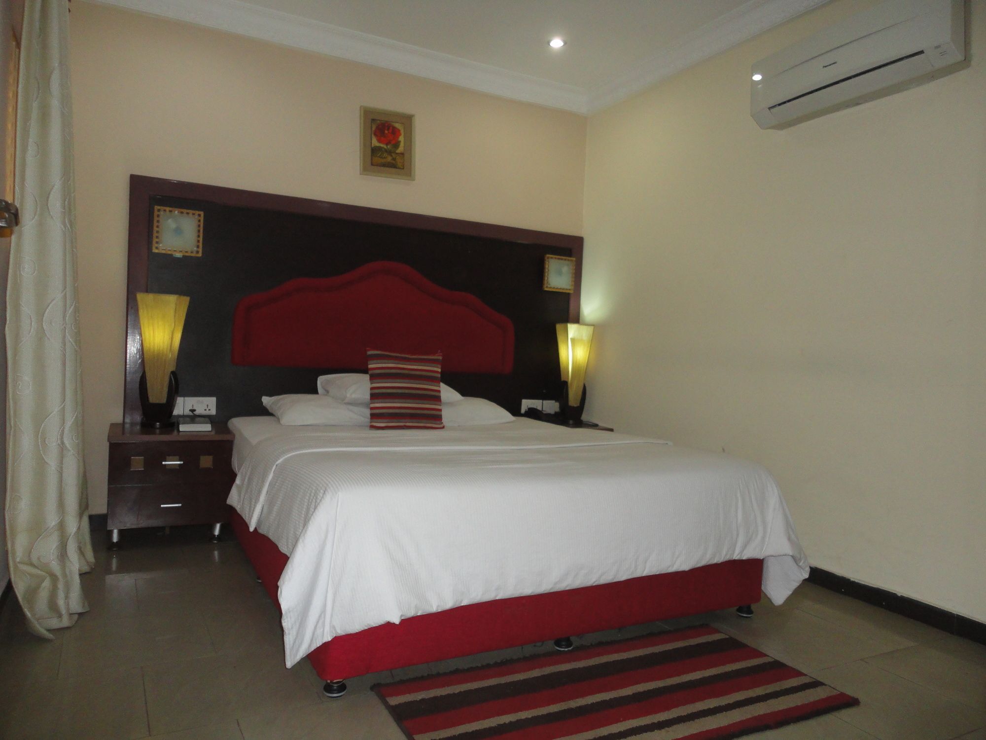 Sdm Tavern And Suites Ибадан Экстерьер фото
